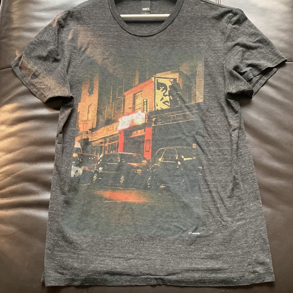• Graphic T • - Picture 6 of 9